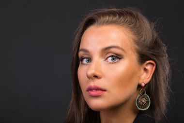 Koyu elbiseli güzel esmer