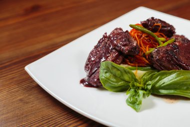 Sebzeli soslu lezzetli ızgara et.