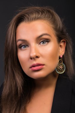 Koyu elbiseli güzel esmer