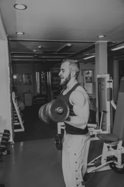 Gücü eğitim profesyonel sporcu spor salonunda