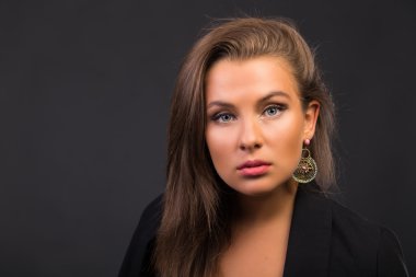 Koyu elbiseli güzel esmer