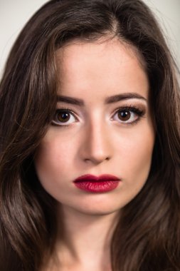 Koyu elbiseli güzel esmer