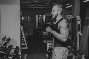 Gücü eğitim profesyonel sporcu spor salonunda