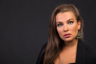 Koyu elbiseli güzel esmer