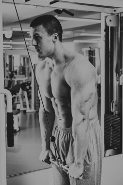 Gücü eğitim profesyonel sporcu spor salonunda