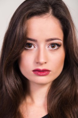 Koyu elbiseli güzel esmer