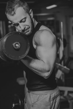 Gücü eğitim profesyonel sporcu spor salonunda