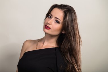 Koyu elbiseli güzel esmer