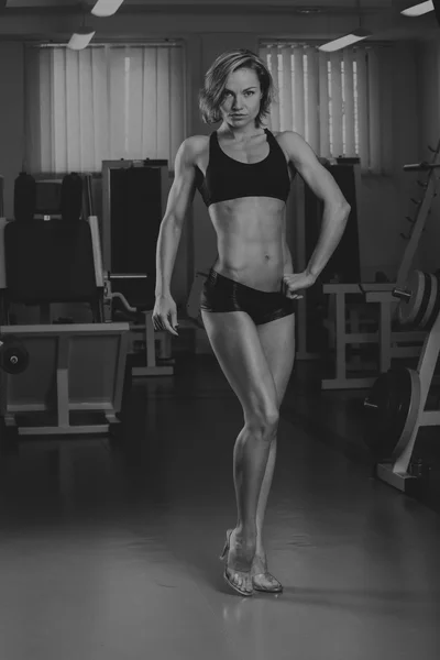 Hermosa chica toma ejercicios en el gimnasio — Foto de Stock