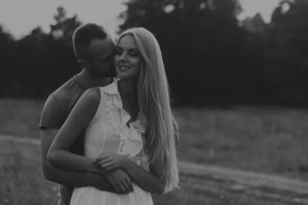 Jovem casal no ginásio no treinamento conjunto . — Fotografia de Stock