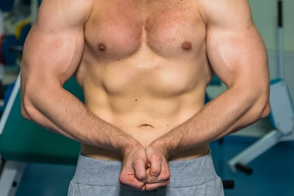 Muskelmannen i gymmet — Stockfoto