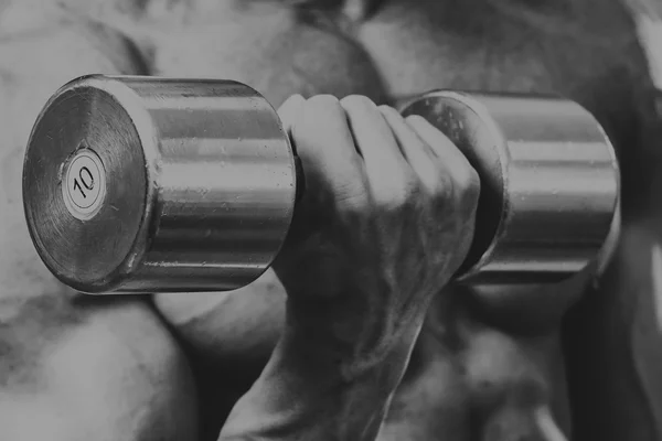 Entrenamiento de fuerza atleta profesional en el gimnasio — Foto de Stock