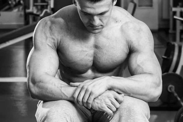 Allenamento di forza atleta professionista in palestra — Foto Stock