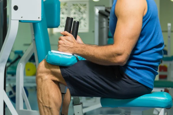 Entraînement de force athlète professionnel dans la salle de gym — Photo