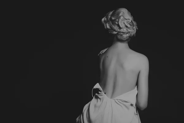 Bella bionda in abito vintage su uno sfondo scuro — Foto Stock
