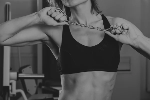 아름 다운 여자는 체육관에서 연습을 걸립니다. — 스톡 사진