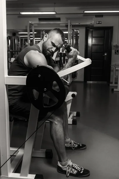 Entraînement de force athlète professionnel dans la salle de gym — Photo