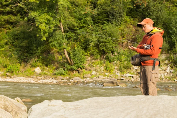 Yaz aylarında dağ nehir balıkçılık — Stok fotoğraf