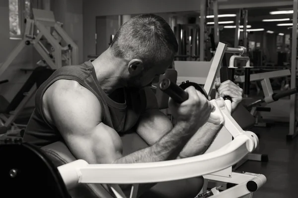 Entrenamiento de fuerza atleta profesional en el gimnasio — Foto de Stock