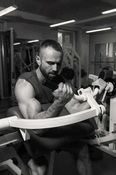 Entrenamiento de fuerza atleta profesional en el gimnasio — Foto de Stock