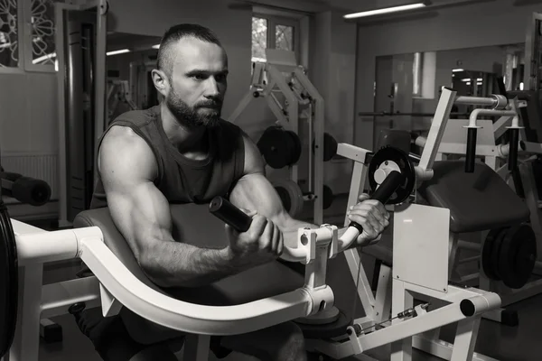 Entrenamiento de fuerza atleta profesional en el gimnasio — Foto de Stock