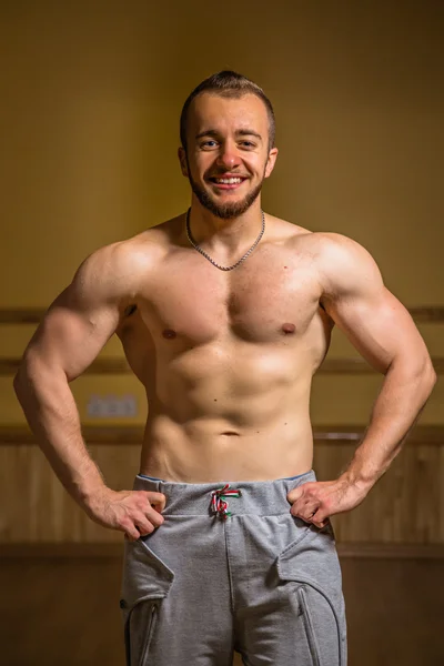 Muskulöser Mann in der Turnhalle — Stockfoto