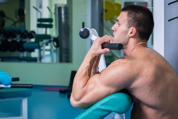 Allenamento di forza atleta professionista in palestra — Foto Stock