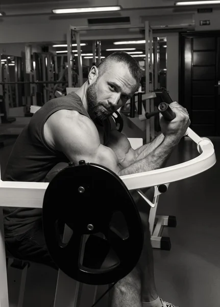 Allenamento di forza atleta professionista in palestra — Foto Stock