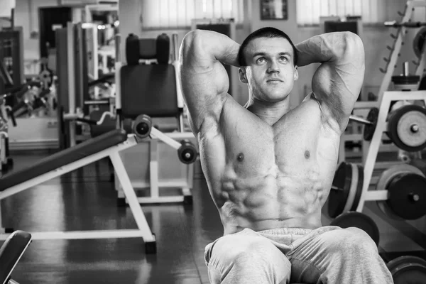 Allenamento di forza atleta professionista in palestra — Foto Stock