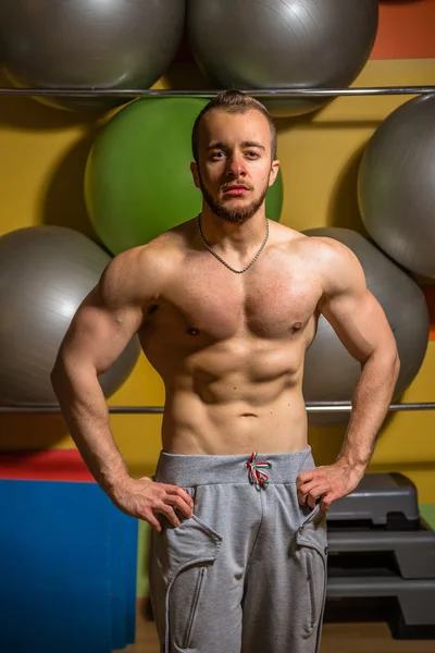 Muskularny mężczyzna w siłowni — Zdjęcie stockowe