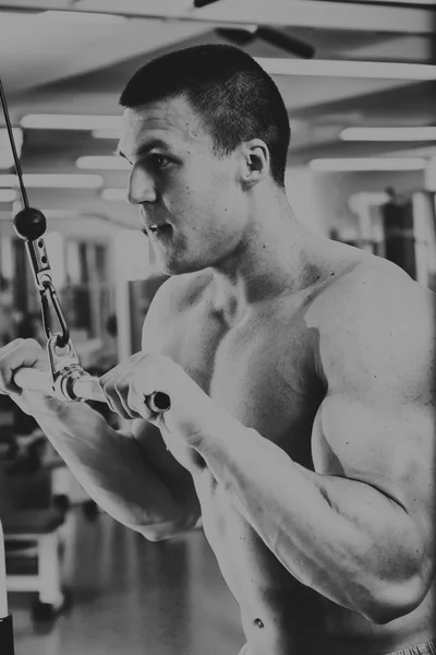 Entraînement de force athlète professionnel dans la salle de gym — Photo