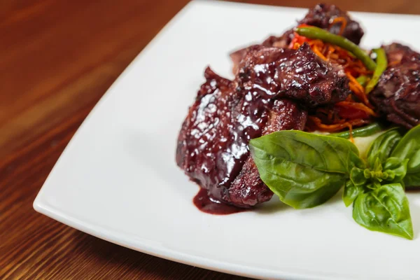 Вкусное мясо на гриле с соусом из овощей — стоковое фото