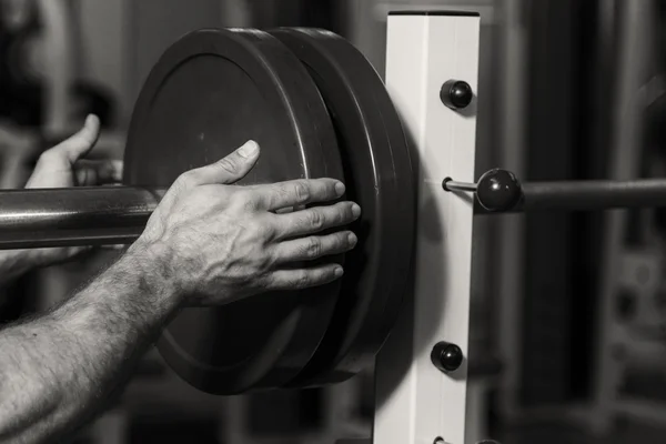 Allenamento di forza atleta professionista in palestra — Foto Stock