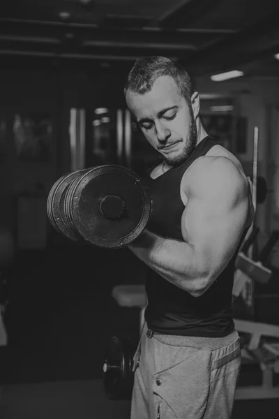 Sterkte opleiding professionele atleet in de sportschool — Stockfoto