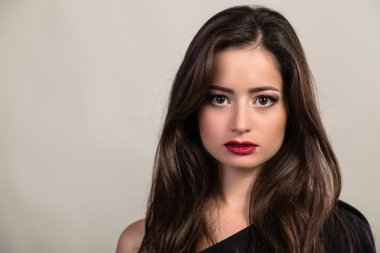 Koyu elbiseli güzel esmer