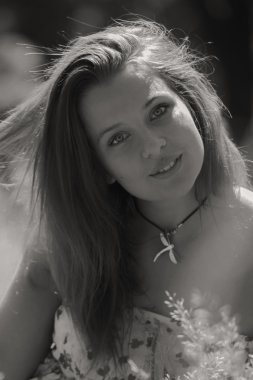 Koyu elbiseli güzel esmer