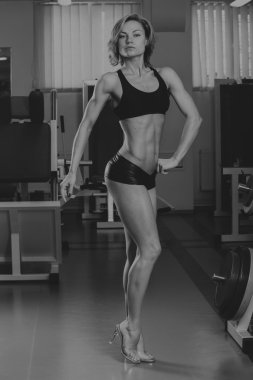 Güzel kız egzersizleri spor salonunda alır.