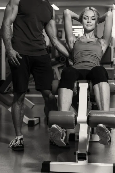 Giovane coppia in palestra presso l'allenamento congiunto — Foto Stock