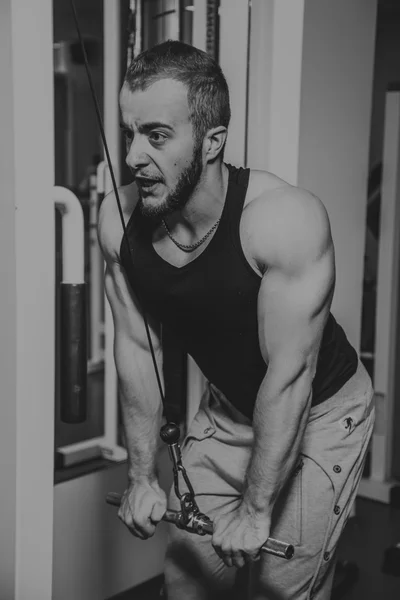 Entrenamiento de fuerza atleta profesional en el gimnasio —  Fotos de Stock