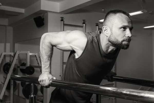 Entraînement de force athlète professionnel dans la salle de gym — Photo