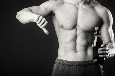 Erkek vücut geliştirmeci bira kötü gösterir.