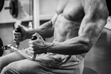 Spor salonunda antrenman profesyonel vücut geliştirmeci.