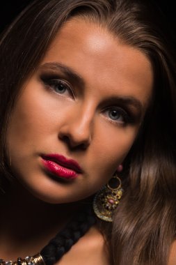 Güzel kız zarif ruj ile karanlık bir arka plan üzerinde. Güzel bir kırmızı ruj tonunu baştan çıkarıcı dudaklar değil. Moda dergileri ve Web siteleri için fotoğraf.