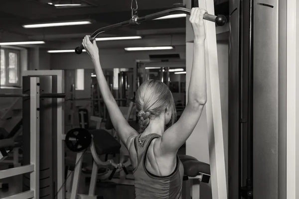 Fille pompe les principaux groupes musculaires dans la salle de gym. Entraînement de force. Condition physique féminine. Forte fille . — Photo