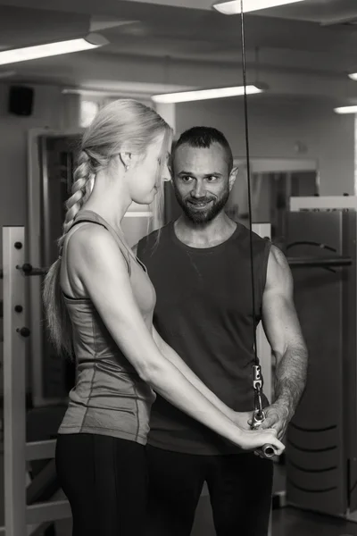 Coppia sportiva in allenamento in palestra. Una vita sana. g esercizi. Foto per riviste spwebsitesorting e  . — Foto Stock