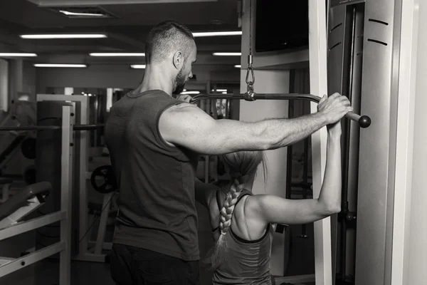 Спортивная пара на тренировке в спортзале. Здоровая жизнь. g упражнения. Фотографии для spwebsitesorting журналов и  . — стоковое фото