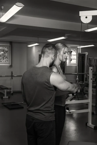 Sport paar op training in de sportschool. Gezond leven. g oefeningen. Foto's voor spwebsitesorting magazines en . — Stockfoto