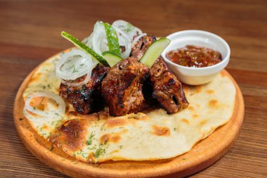 Ahşap bir tablete iştah açıcı Barbekü pişmiş sebze ve sos ile servis.