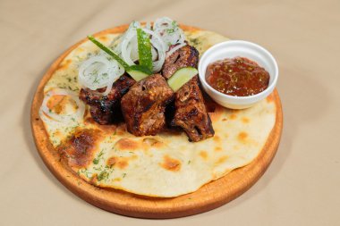 Ahşap bir tablete iştah açıcı Barbekü pişmiş sebze ve sos ile servis.