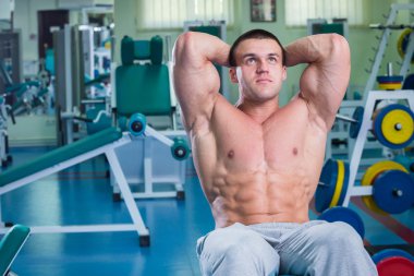 Spor salonunda antrenman profesyonel vücut geliştirmeci